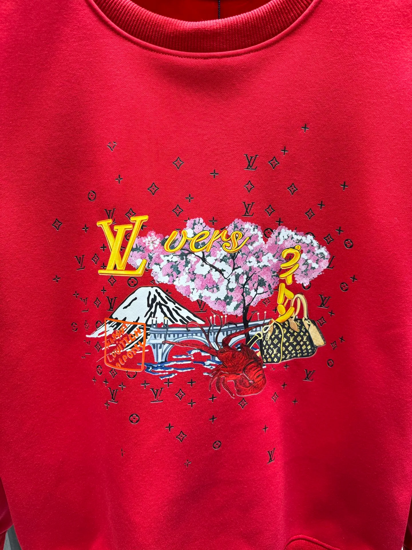 🅿️250 Louis Vuitton Louis Vuitton* Louis Vuitton 25 autumn and winter new year new fun printed round neck sweatshirt 400g pure cotton ➕ silver fox velvet loose fit. Made of 400g pure cotton terry fabric with good texture. Soft and not easy to wrinkle. Thin and moderate thickness. Very suitable for spring and light autumn. The os version has a lazy and loose feel. The printing process uses a variety of printing colors to depict the vibrant scenery. It shows the interesting fusion of Japanese traditional culture and brand elements. The low-key Monogram print under the pattern adds a delicate texture, declaring the brand’s design philosophy that has been inherited for many years. Its eye-catching effect is no less than any classic style, perfectly presenting the sense of fashion, high-end and luxury. Versatile style